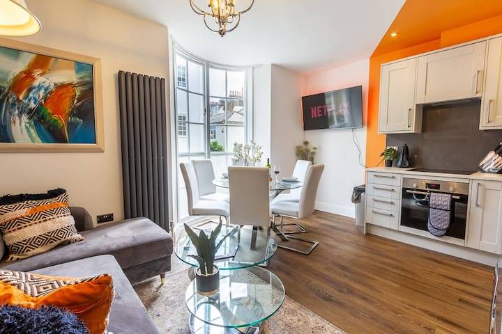 Bright cheery 4 bd apartment by Brighton Station