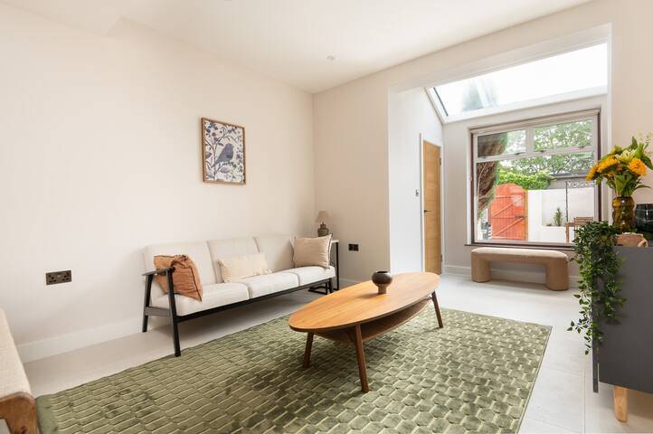 New, Modern House for 12 in Central Oxford