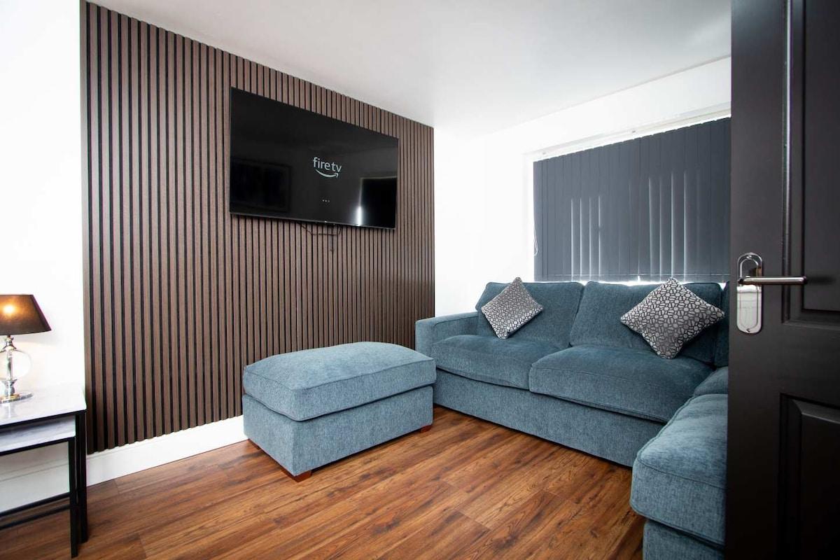 Stylish 2BR Flat in Tyldesley with Parking & Sleep