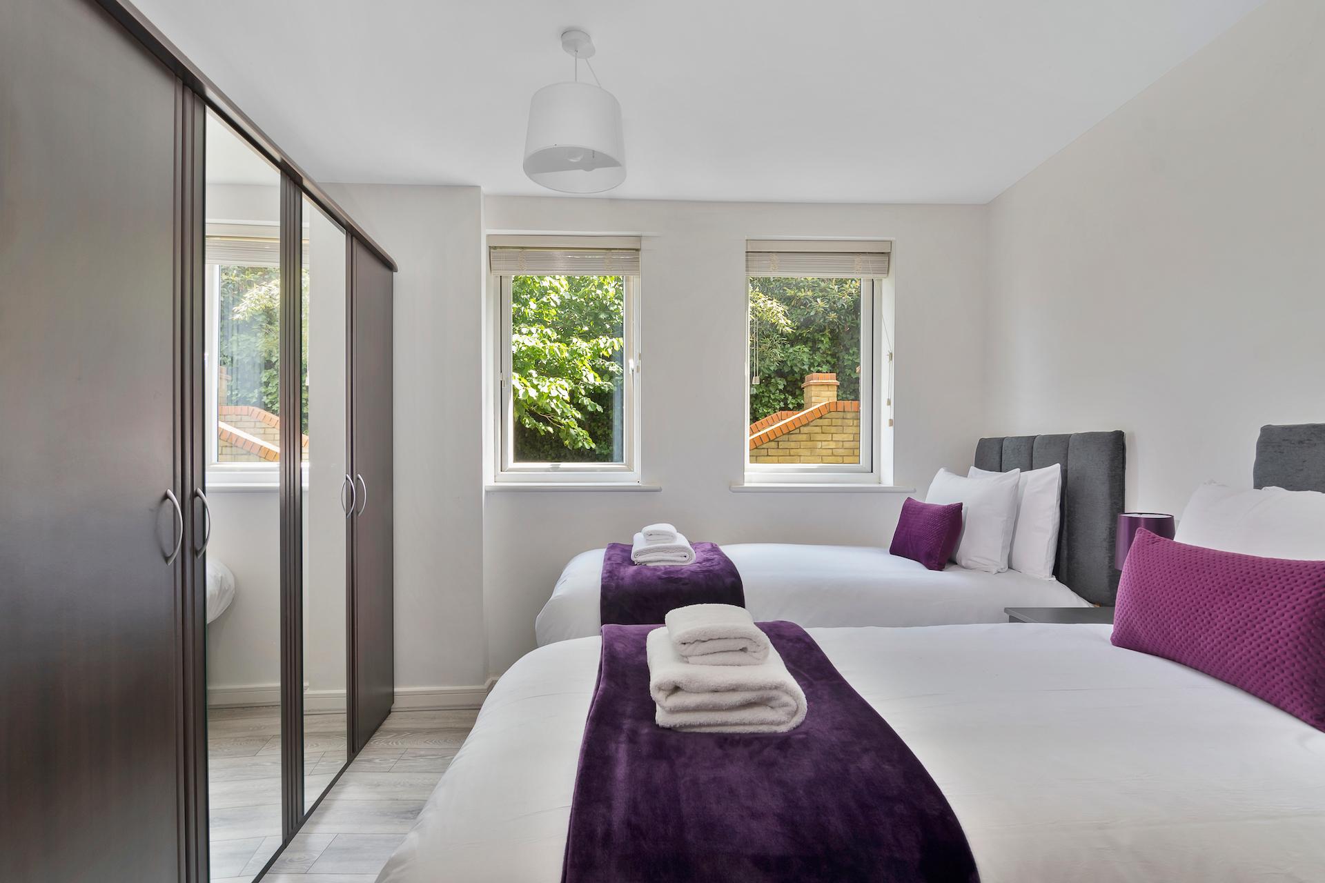 Contemporary 2-Bed Apt with En Suite, Free Parking & a Balcony | On Site Stays Greenhithe5