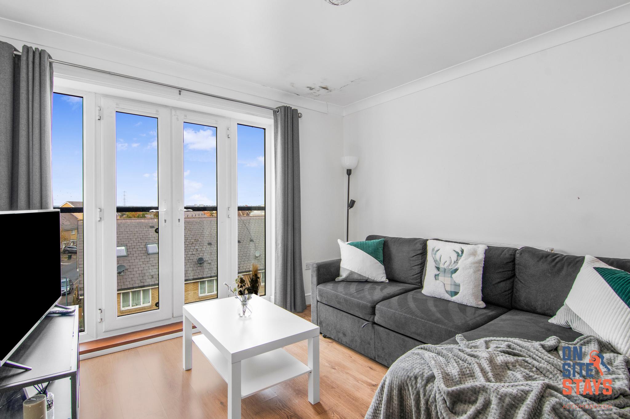 Cosy 2-Bedroom Apartment with Free Parking, WIFI & London Links | On Site Stays Gravesend2