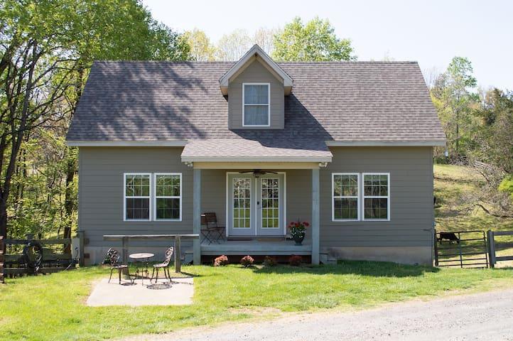 Thornhill Tourist Home LLC - Pet Friendly Cottage on 21 acre farm