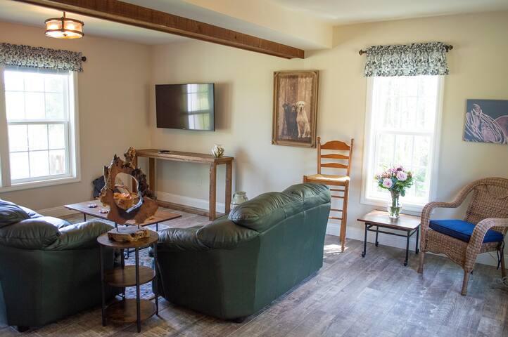 Pet Friendly Cottage on 21 acre farm2