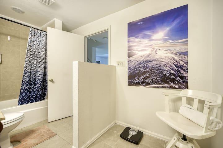 Saddlerock Getaway-Jacuzzi & game room/King Bed5