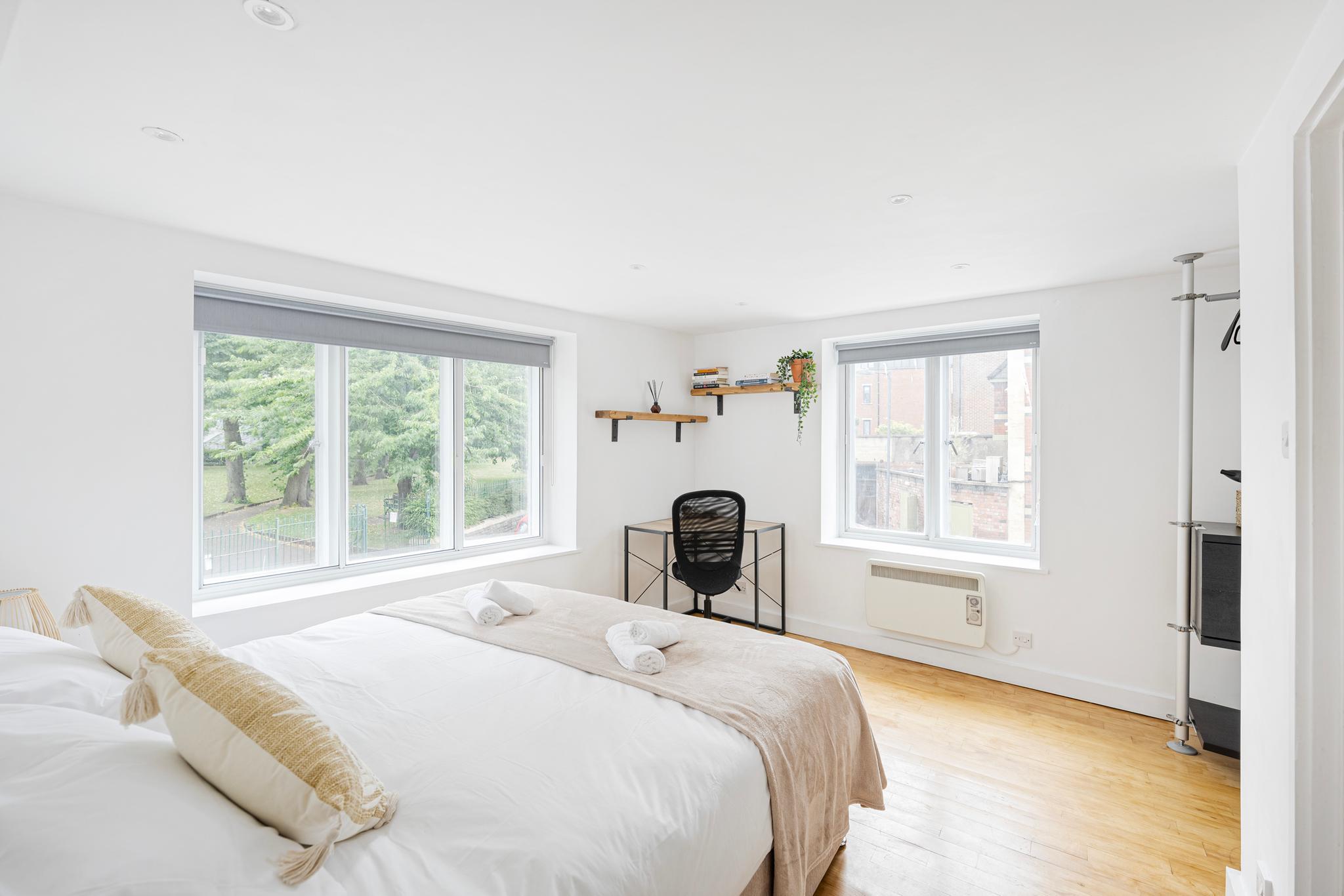 Modern Central Bristol 2-Bedroom Flat | 2 Baths, Sleeps 4