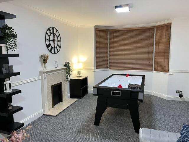 Large 4 Bed|Games Area|Parking|4