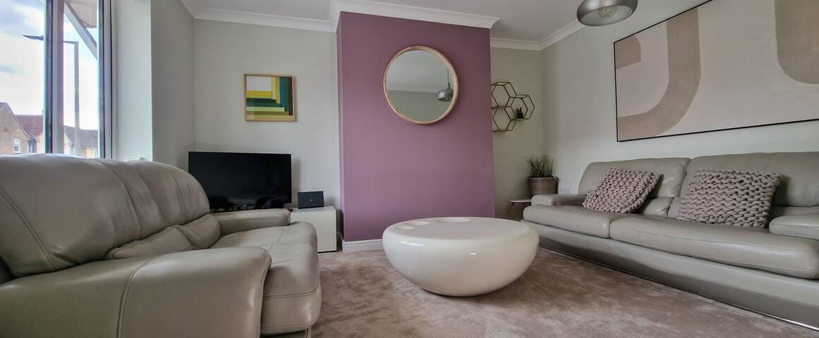 Stylish 3 Bed House Near Hospital