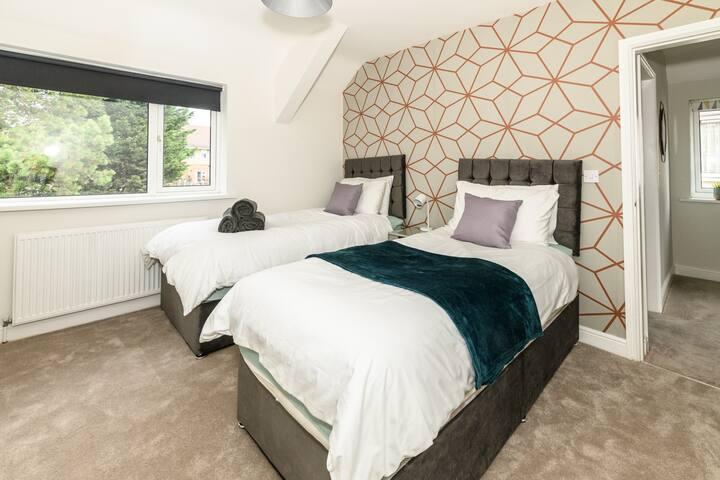 Stylish 3 Bed House Near Hospital2