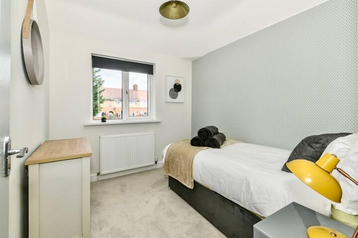 Stylish 3 Bed House Near Hospital3