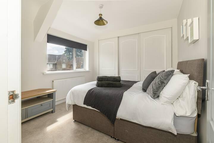 Stylish 3 Bed House Near Hospital4