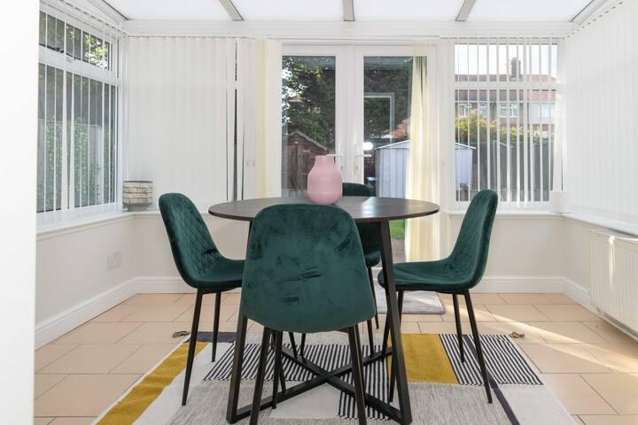 Stylish 3 Bed House Near Hospital5