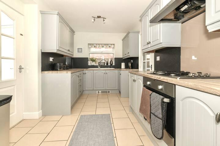 Stylish 3 Bed House Near Hospital6