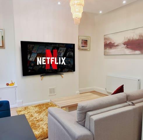 Botanic Apartment near Center w Parking, sleep 3