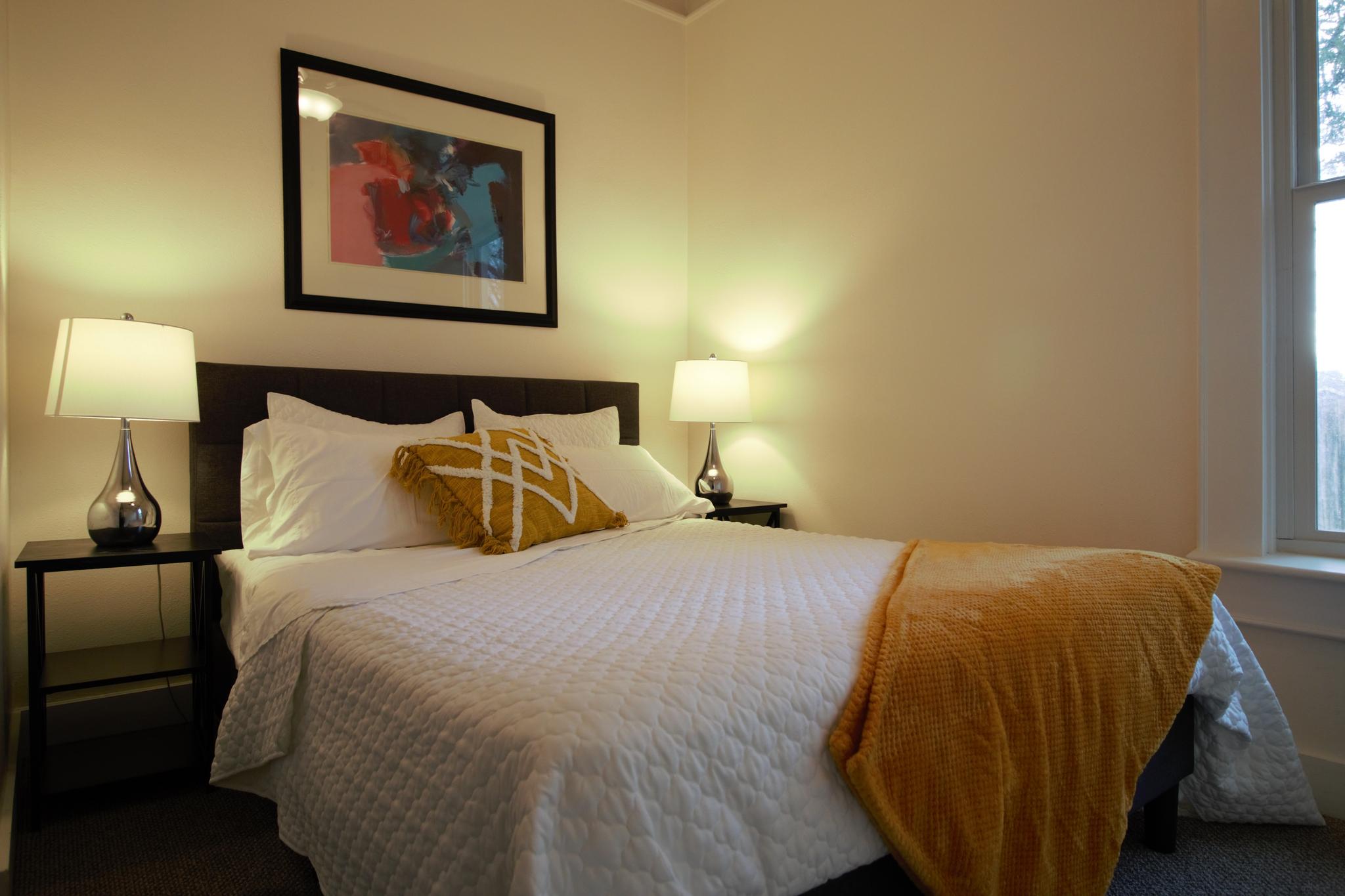 *Hip & Homey Abode* 1 Block to Eateries & Coffee5