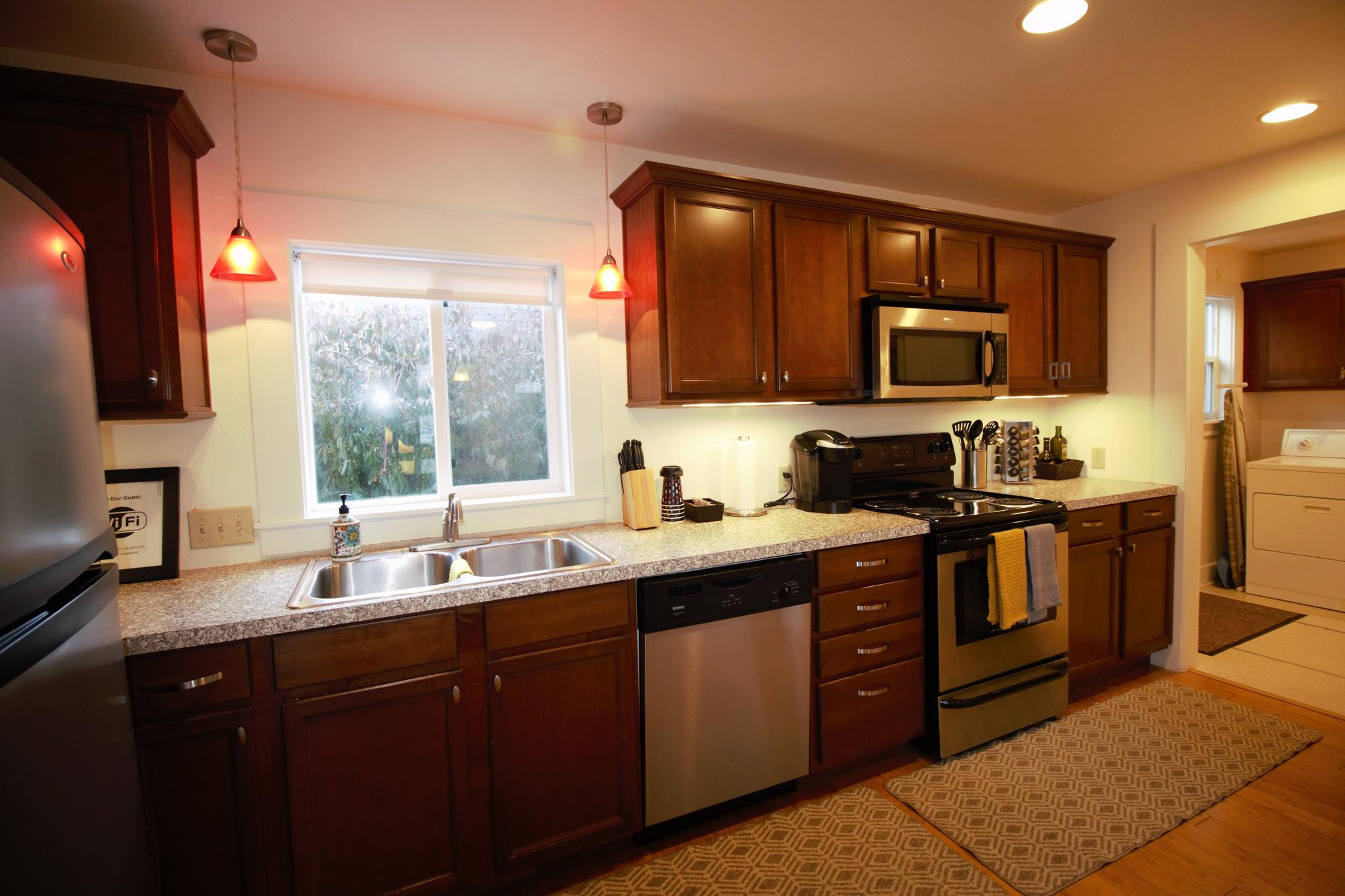 *Hip & Homey Abode* 1 Block to Eateries & Coffee3
