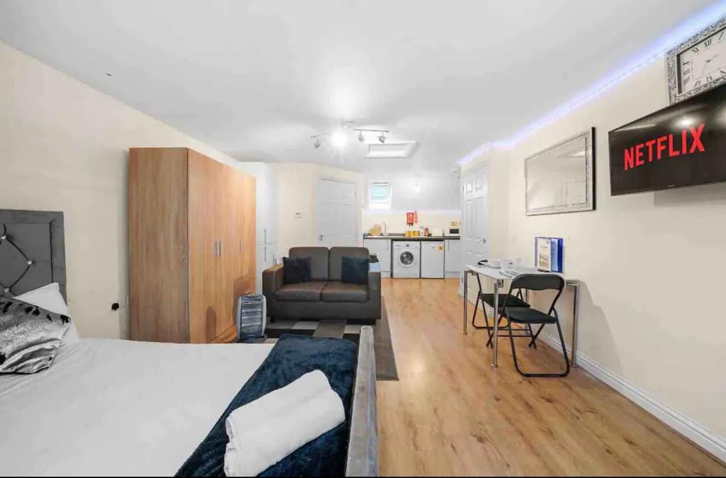 LT Properties Studio Apartment Central Luton6