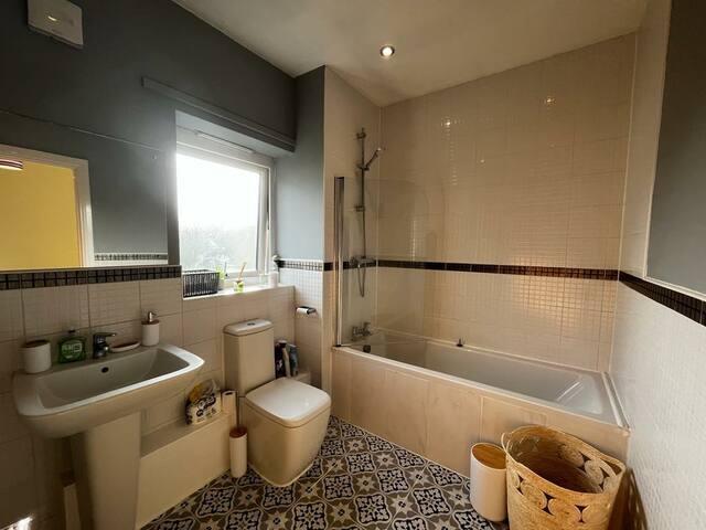 Deluxe 4 Bed City Home near Etihad by SnoozyStays4