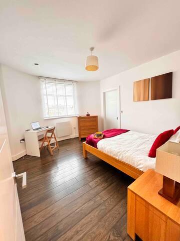 FREE Parking/ 2 Bed Apt/ Book Now4