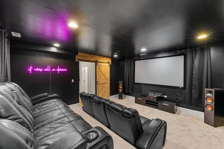 Luxurious 8 Bed Retreat State of the Art Theater3