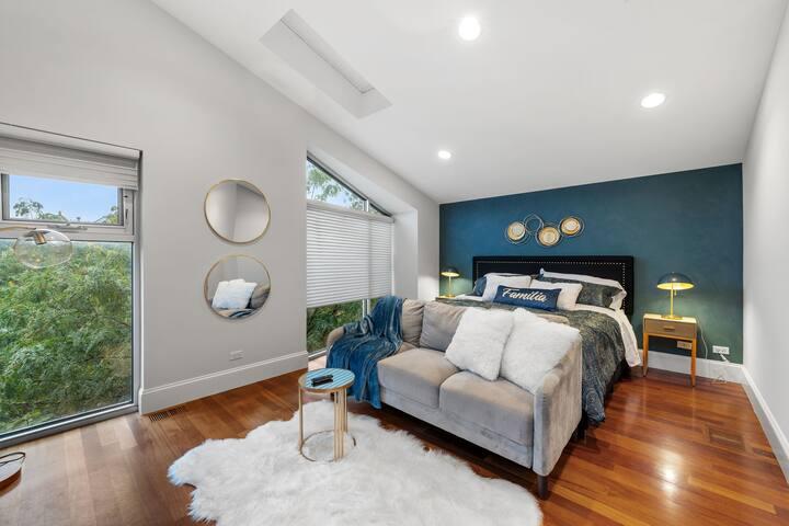 Luxurious 8 Bed Retreat State of the Art Theater5