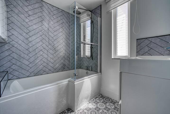 Coventry Studio Rooms · Bathroom · Kitchenette4