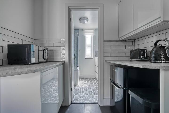 Coventry Studio Rooms · Bathroom · Kitchenette6