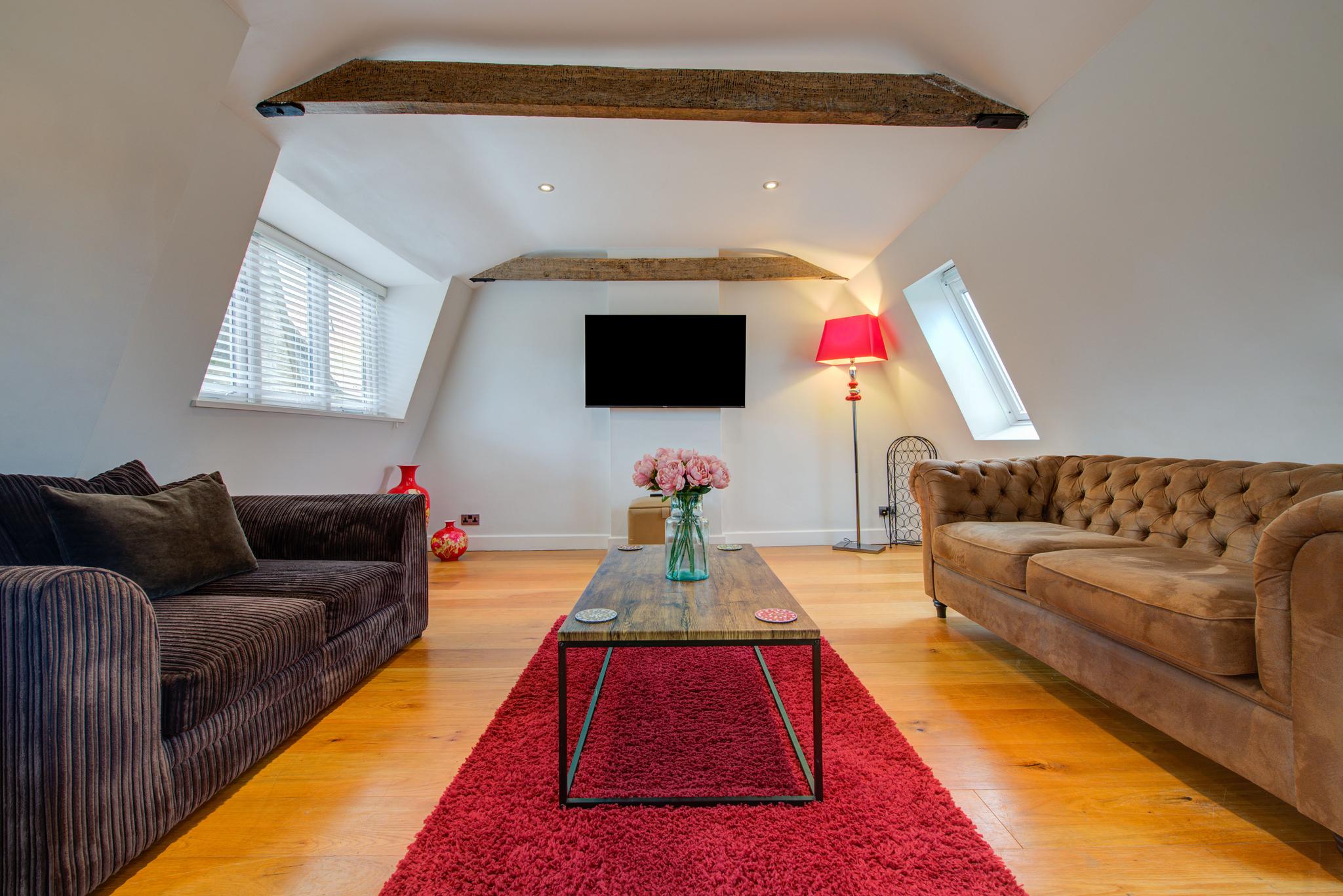 Apex Stays - Central Retreat: 2-Bed, Exposed Beams