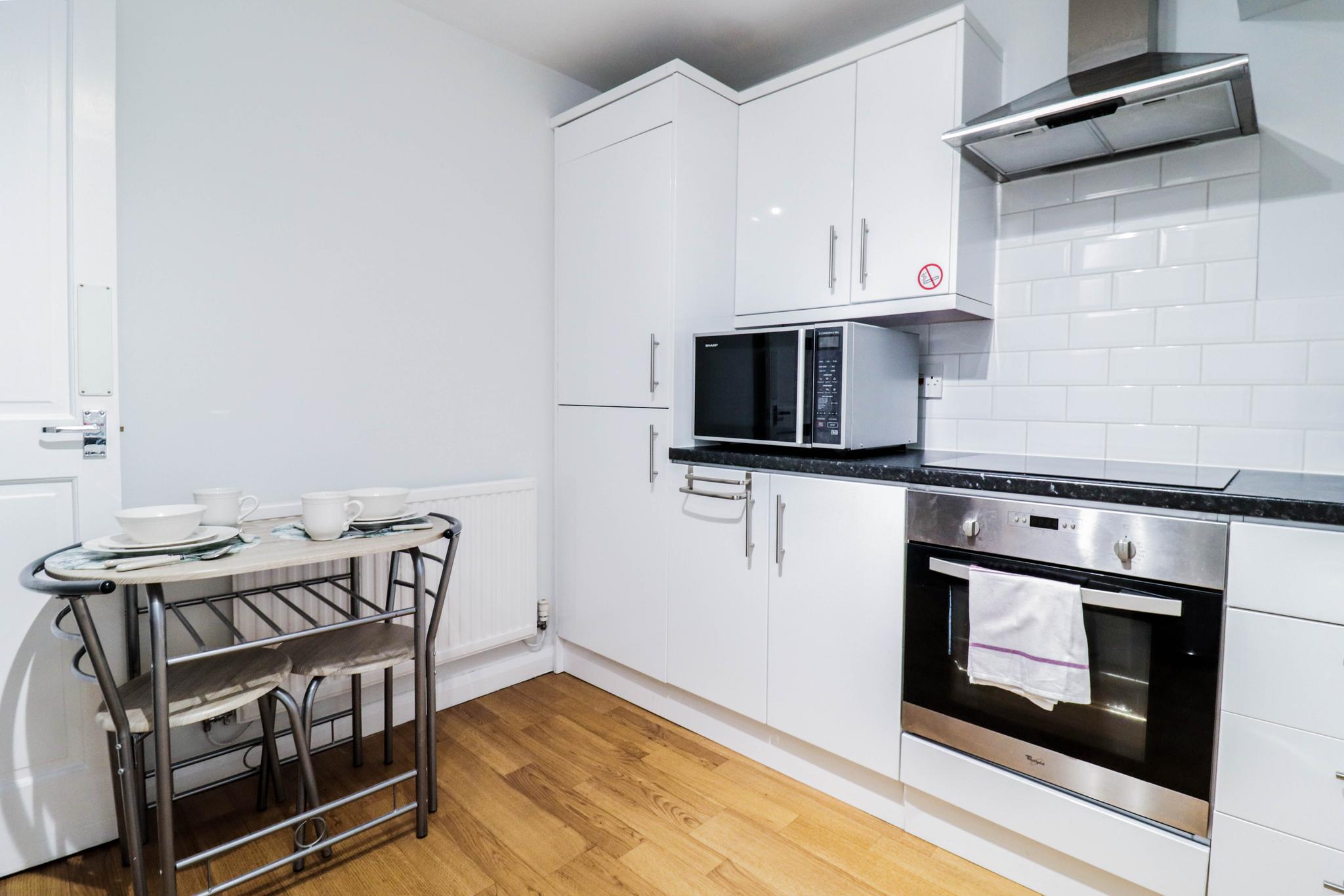 Great 2 Bedroom Flat - Free WI-FI5