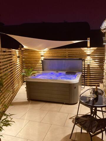 Relax at The Dovecote: Hot Tub & Cozy Cottage