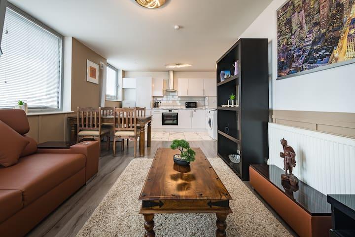 sidemerseylivings - Central but Quiet 2-Bedroom Flat w Parking in L3