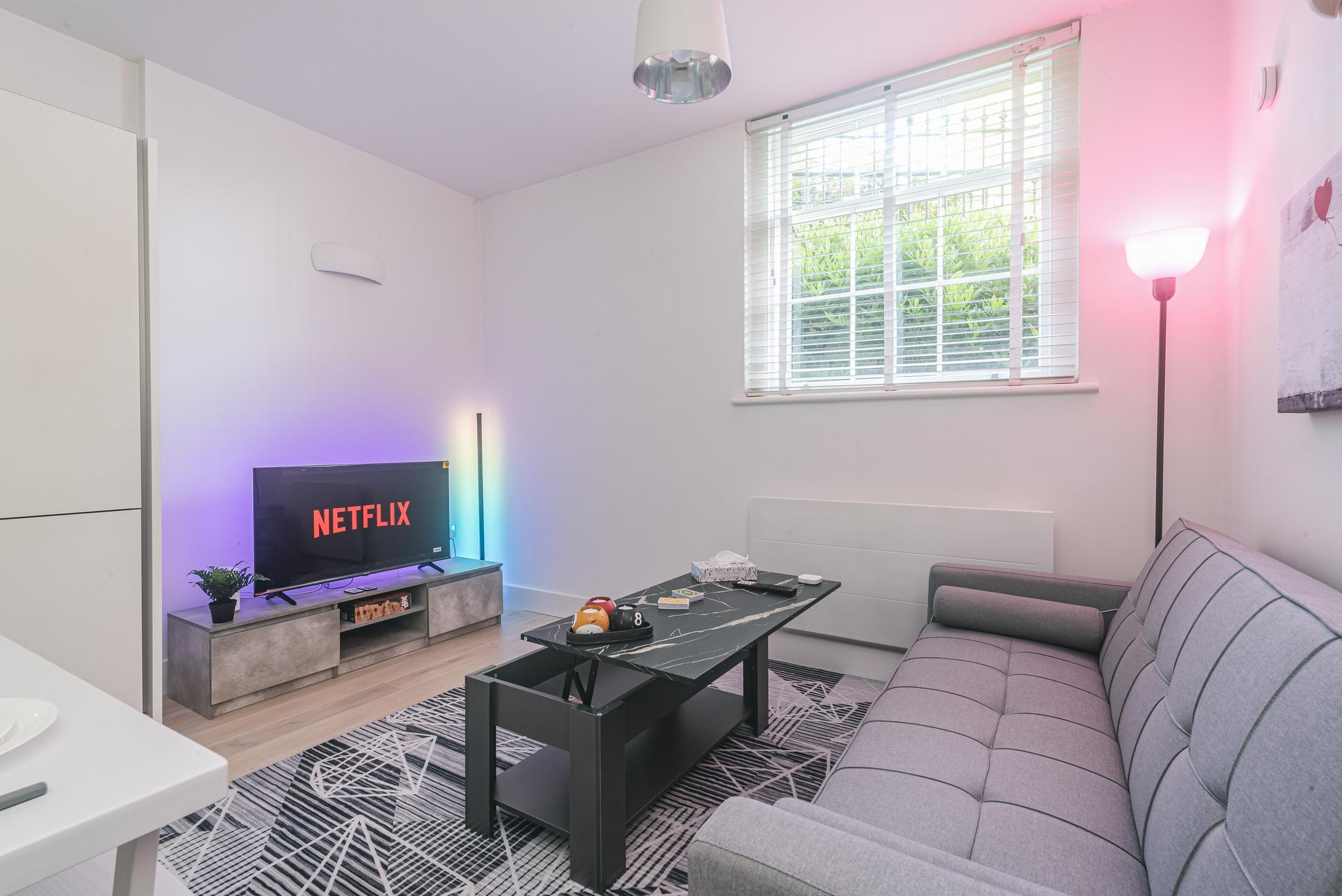 Stylish 2 Bedroom Apartment In Reading3