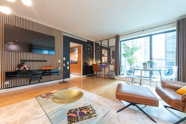 24hr concierge, gym/pool, parking, Shopping Centre