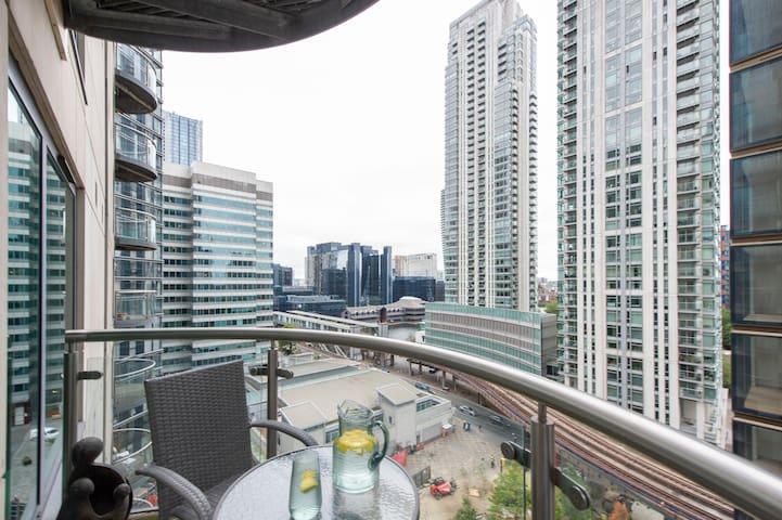24hr concierge, gym/pool, parking, Shopping Centre4