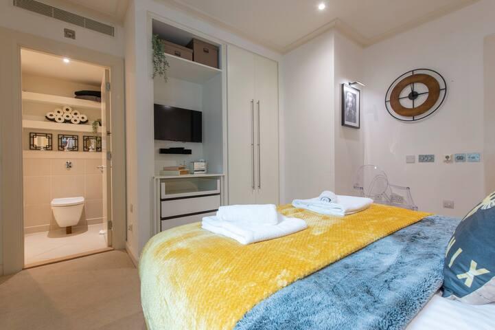 24hr concierge, gym/pool, parking, Shopping Centre5