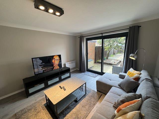 2 bedroom House with Parking & Garden3