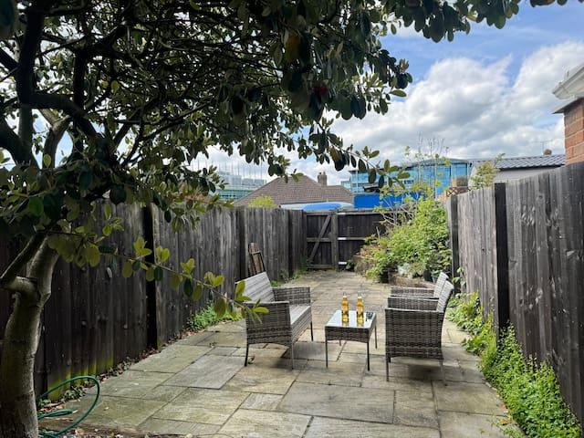 2 bedroom House with Parking & Garden6