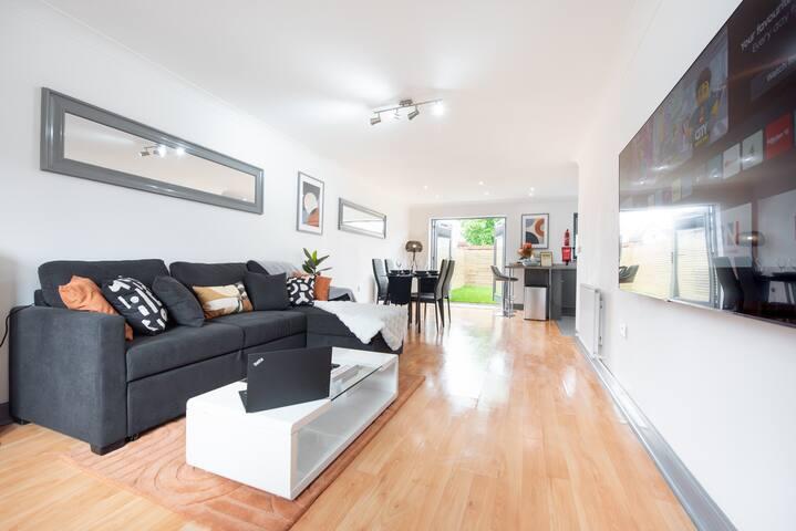 Colchester 3bdr House, Free WiFi + 2xFree Parking4