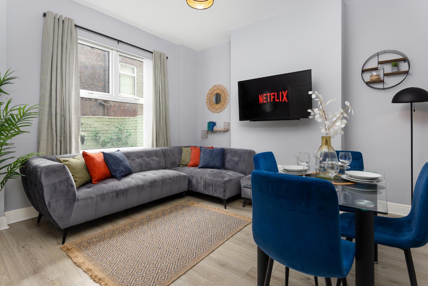 Air Host and Clean - Arkles House sleeps 8 overlooking LFC stadium