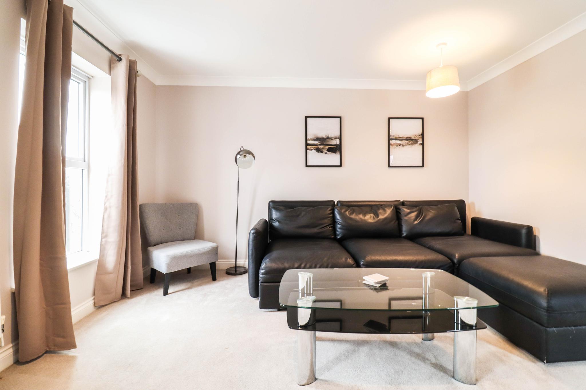 Beautiful 4 bed House with FREE WIFI AND DRIVEWAY2