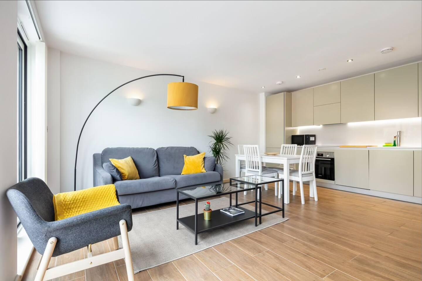 2 Bed Apartment London - 4 local train stations!2