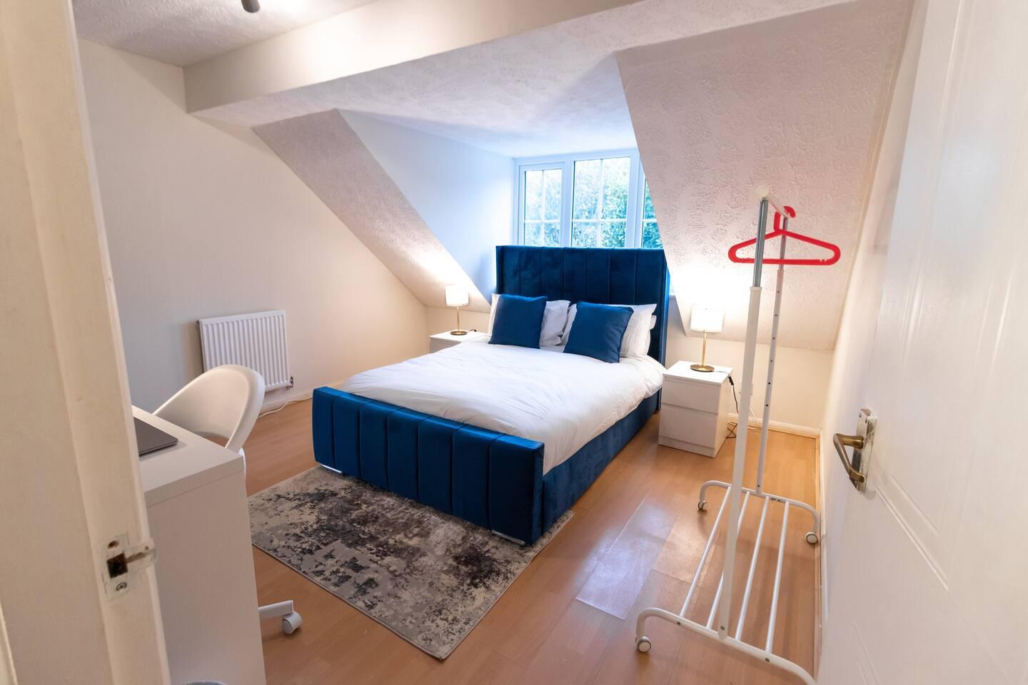 Cosy Deluxe 3 Bed House - FREE PARKING - Sleeps 92