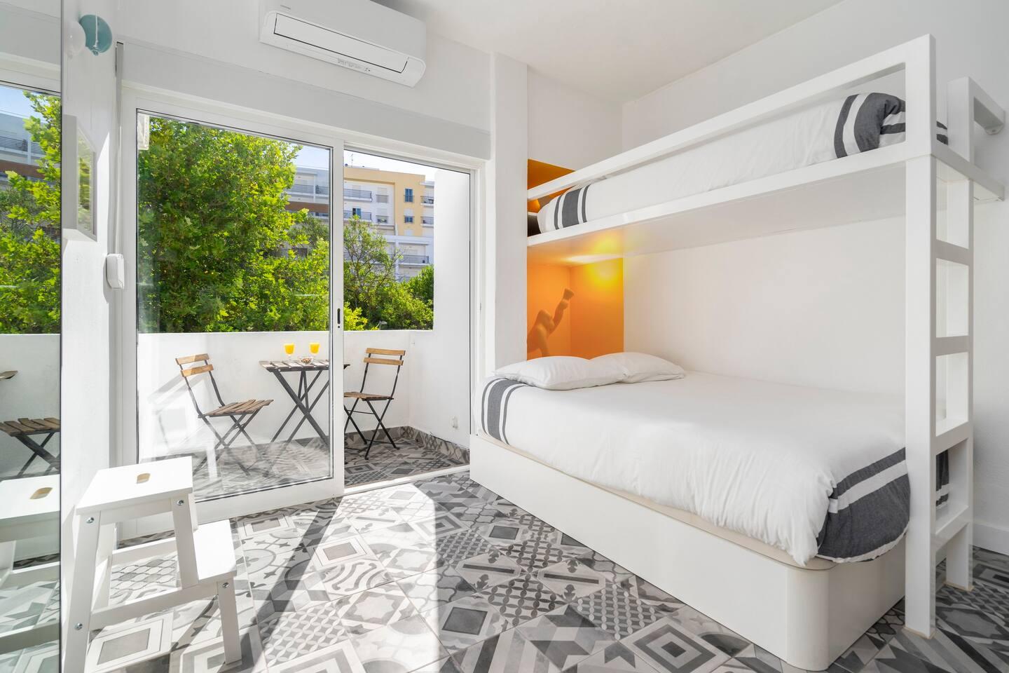 Studio Downtown, Sunny Balcony, Great Location