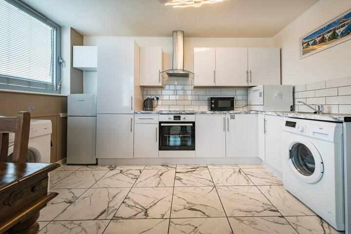 Central but Quiet 2-Bedroom Flat w Parking in L36