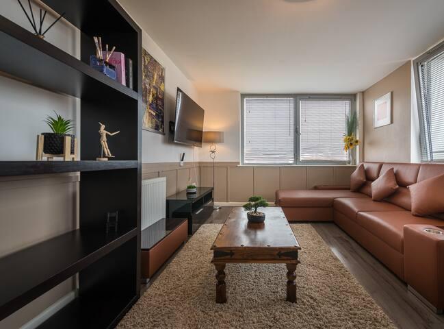 Central but Quiet 2-Bedroom Flat w Parking in L3