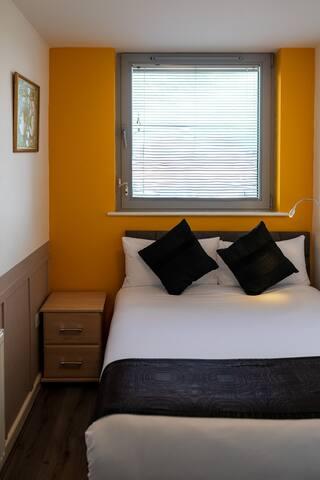 Central but Quiet 2-Bedroom Flat w Parking in L35