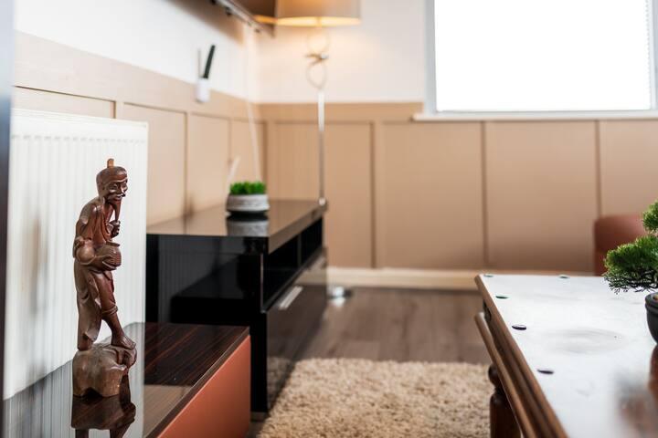 Central but Quiet 2-Bedroom Flat w Parking in L34