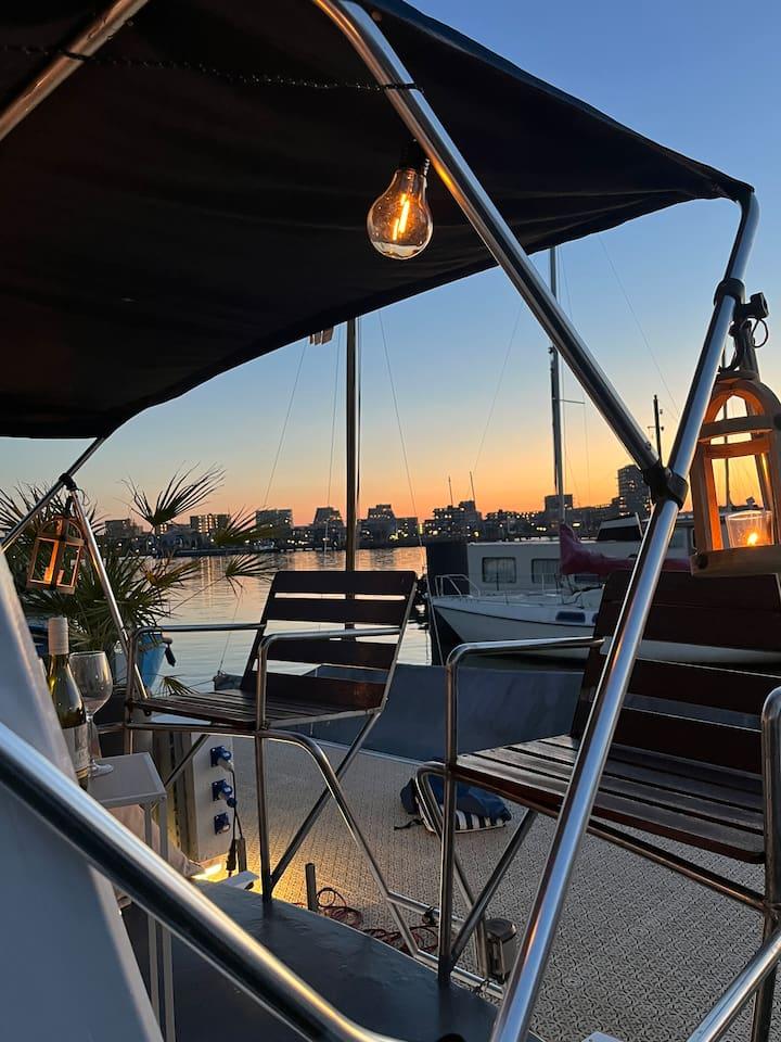 Stay on a Historic Boat Near Amsterdam Centre!1