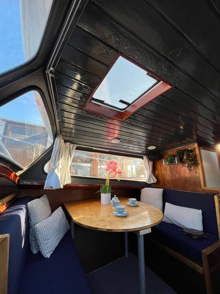 Stay on a Historic Boat Near Amsterdam Centre!3