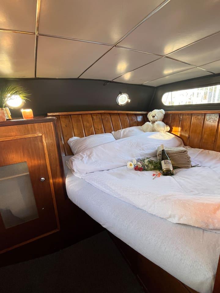 Stay on a Historic Boat Near Amsterdam Centre!4