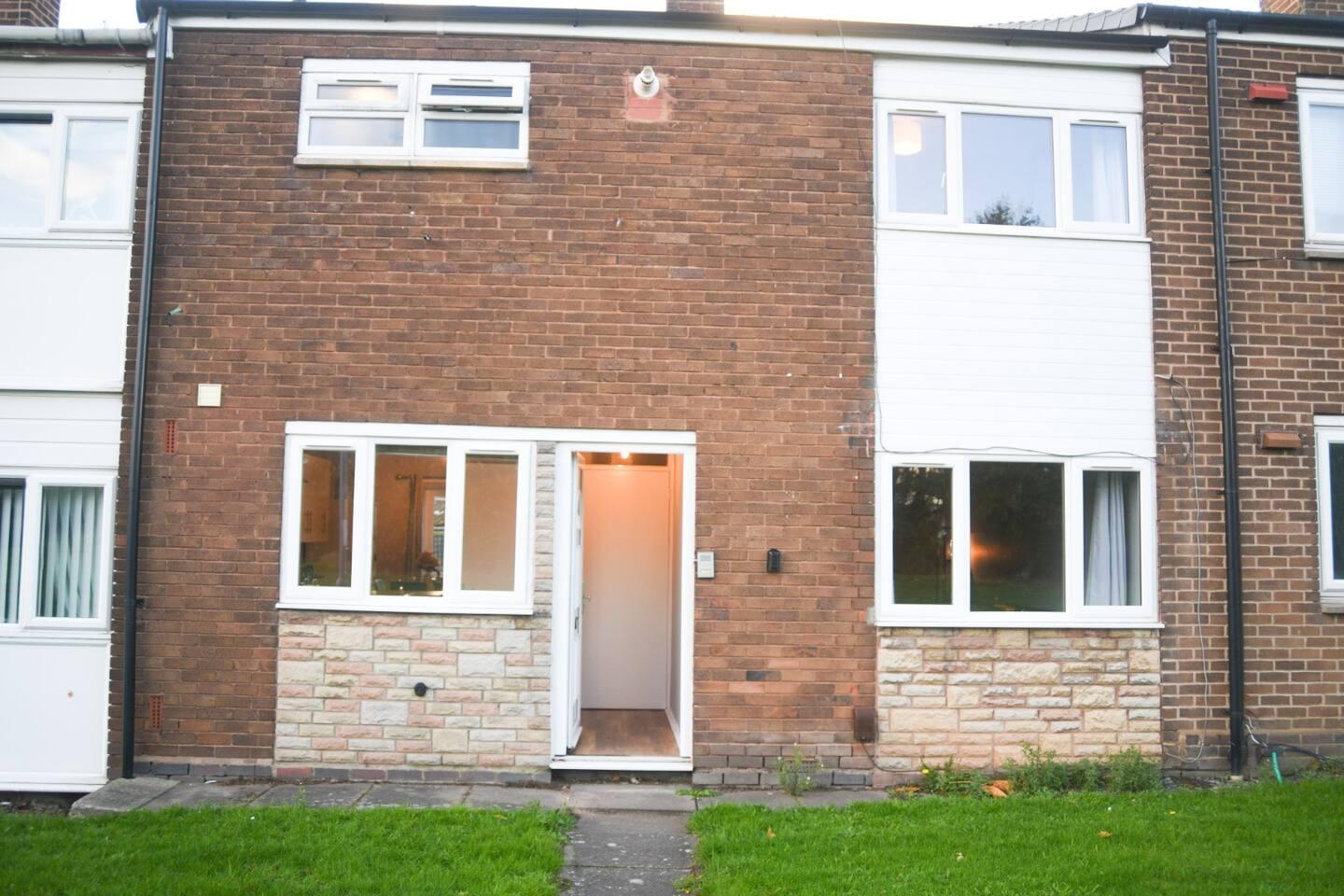 2ndHomeStays Willenhall: Comfort for Groups of 8-93